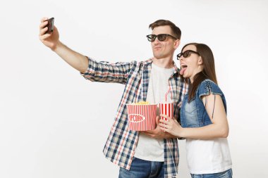 Genç çift, kadını ve Kova patlamış mısır ve kola veya kola, holding adam 3d gözlük tarihte, film film izlerken selfie cep telefonu beyaz arka plan üzerinde izole yapıyor. Sinema duygular