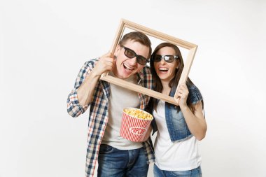 Genç çift, kadın ve erkekte 3d gözlük ve rahat kıyafetler tarihte film film izlerken gülmekten, kova patlamış mısır ve resim çerçevesinin holding beyaz arka plan üzerinde izole. Sinema kavramı duygular