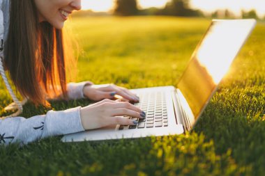 Eller klavye üstüne kapatın. Yeşil çim Güneş'ın bahçesinde açık havada park alanı kopyalamak için dizüstü pc bilgisayar boş siyah Boþ ekran ile üzerinde çalışan kadın. Mobil ofis. Serbest iş kavramı