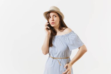 Surrprised genç kadın mavi elbise giymiş üzgün, şapka bazı sorunları var sahte haber ya da cep telefonu beyaz arka plan üzerinde izole ile ilgili beklenmeyen söylentiler duyar. İnsanlar, samimi duygular, yaşam kavramı