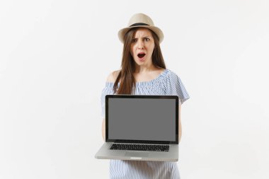 Beyaz arka plan üzerinde izole alan kopyalamak için modern dizüstü pc bilgisayar boş siyah Boþ ekran ile tutan şok kadın. İnsanlar serbest iş, yaşam tarzı, online alışveriş kavramı. Mobil ofis