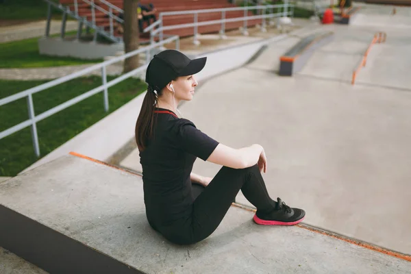 Vista Lateral Joven Chica Morena Atlética Uniforme Negro Gorra Con — Foto de Stock