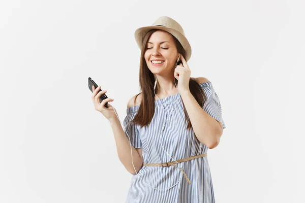 Молодая Очаровательная Женщина Платье Шляпа Прослушивания Музыки Наушниках Мобильном Телефоне — стоковое фото