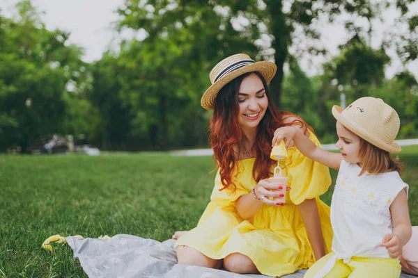 Uśmiechnięta Kobieta Play Żółta Sukienka Zielonej Trawie Parku Reszta Mało — Zdjęcie stockowe