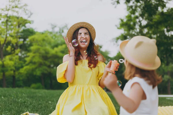 Dolblij Vrouw Gele Kleding Spelen Het Park Veel Plezier Amuseren — Stockfoto