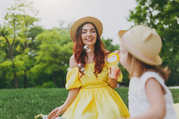 Lachende Vrouw Gele Jurk Spelen Park Veel Plezier Vermaken Met — Stockfoto