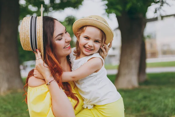 Donna Ridente Abiti Gialli Abbraccio Abbraccio Con Piccolo Bambino Carino — Foto Stock