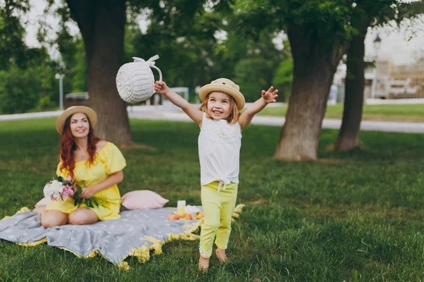 Pequena Menina Bebê Bonito Criança Com Jogo Cesta Divirta Espalhando — Fotografia de Stock