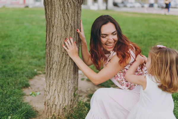 Rindo Mulher Vestido Leve Jogar Divertir Com Menina Pequena Criança — Fotografia de Stock