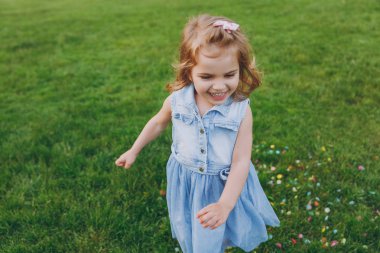 Denim, küçük şirin çocuk bebek kız gülümseyerek yürüyen elbise ve çalışan, Park yeşil çim çimenlikte eğlenin. Anne, küçük çocuk kızı. Anneler günü, aşk aile, ebeveynlik, çocukluk kavramı