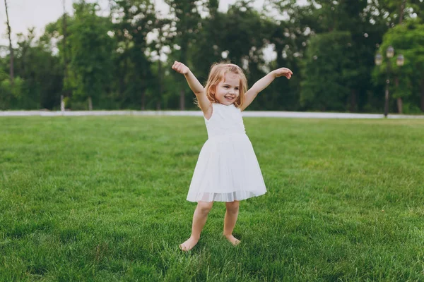 Χαμογελώντας Μωρό Κοριτσάκι Χαριτωμένο Παιδί Στο Φως Φόρεμα Περπάτημα Και — Φωτογραφία Αρχείου