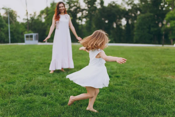 Bella Bambina Carina Bambina Abito Leggero Girando Intorno Divertirsi Sul — Foto Stock