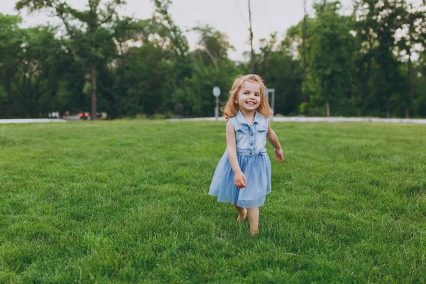 Χαμογελώντας Μωρό Κοριτσάκι Χαριτωμένο Παιδί Τζιν Φόρεμα Περπάτημα Και Τρέξιμο — Φωτογραφία Αρχείου