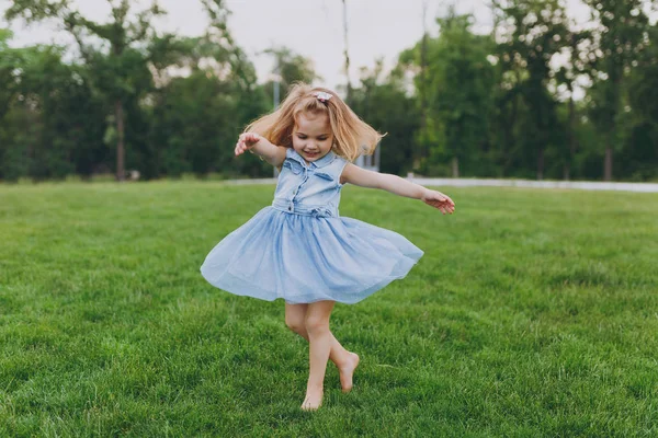 Όμορφο Μικρό Χαριτωμένο Παιδί Κοριτσάκι Τζιν Φόρεμα Περιβάλει Γύρω Από — Φωτογραφία Αρχείου