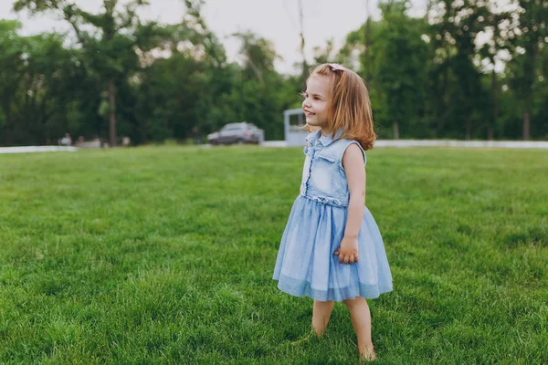 Bastante Niña Linda Bebé Vestido Mezclilla Pie Jugar Divertirse Césped — Foto de Stock