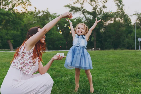 Eine Lachende Frau Hellen Kleid Und Ein Kleines Süßes Mädchen — Stockfoto