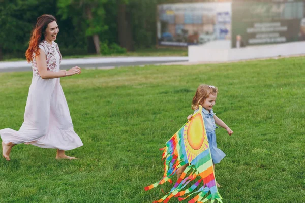 Mulher Rindo Vestido Leve Pequena Menina Bebê Bonito Criança Correndo — Fotografia de Stock