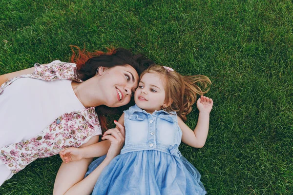 Sorrindo Mulher Macia Vestido Luz Pequena Menina Bebê Bonito Mentira — Fotografia de Stock