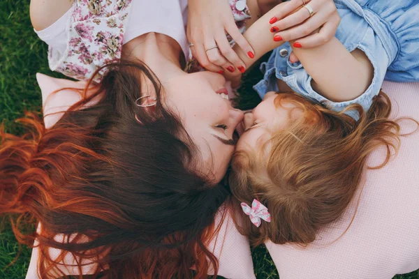 Inschrijving Vrouw Schattig Kindje Babymeisje Liggen Kussens Gras Park Knuffel — Stockfoto