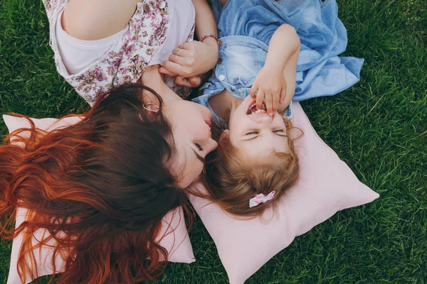 Usmívající Žena Malé Roztomilé Dítě Dítě Dívka Leží Polštáři Trávě — Stock fotografie