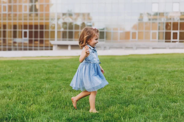 Sonriente Niña Linda Bebé Vestido Mezclilla Caminar Correr Divertirse Césped — Foto de Stock