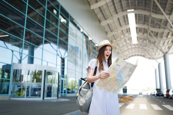 Jovem Mulher Turista Viajante Surpreso Com Mochila Segurando Mapa Papel — Fotografia de Stock