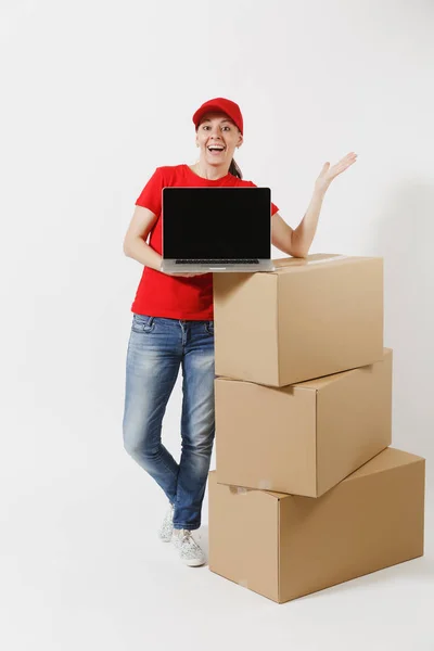 Longitud Total Mujer Parto Gorra Roja Camiseta Aislada Sobre Fondo — Foto de Stock