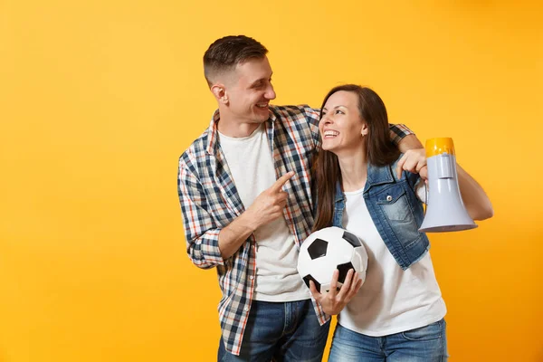 Joven Alegre Pareja Simpatizante Mujer Hombre Aficionados Fútbol Animar Equipo —  Fotos de Stock