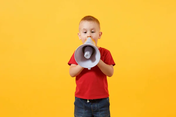 Pequeno Menino Bonito Menino Anos Idade Camiseta Vermelha Segurando Mão — Fotografia de Stock