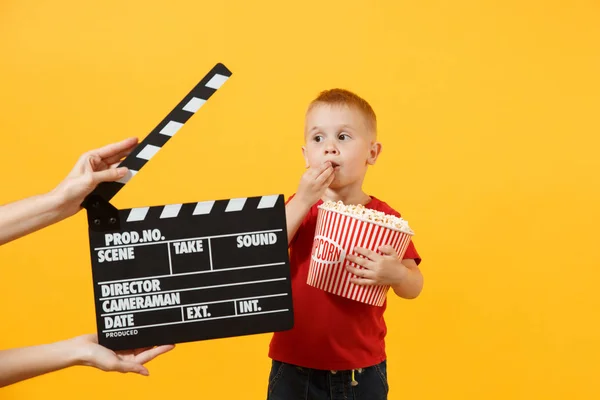 Der Kleine Junge Roten Shirt Hält Einen Eimer Popcorn Der — Stockfoto