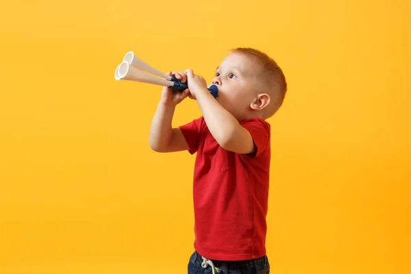 Piccolo Bambino Carino Bambino Anni Tifoso Calcio Shirt Rossa Tenuta — Foto Stock