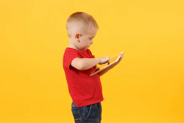 Malé Roztomilé Dítě Chlapeček Let Červené Tričko Ruce Drží Tablet — Stock fotografie
