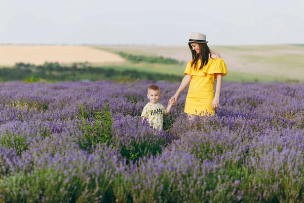 Jovem Mulher Vestido Amarelo Andar Fundo Campo Lavanda Roxo Flor — Fotografia de Stock