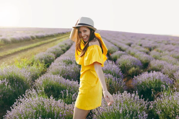 Ritratto Giovane Donna Bella Sorridente Abito Giallo Cappello Viola Fiore — Foto Stock