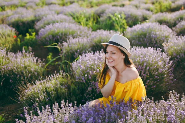 Porträtt Ung Sensuell Vacker Kvinna Gul Klänning Lila Lavendel Flower — Stockfoto