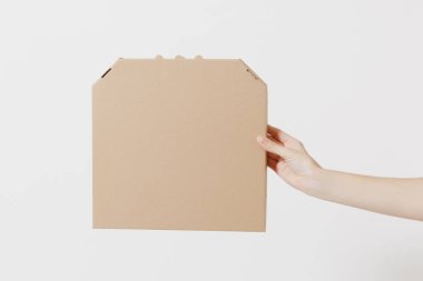 Erkek yakından temizleme boş boş karton flatbox, beyaz arka plan üzerinde izole yiyecek sipariş pizza kutuları el İtalyan pizza tutar. Teslim hizmet anlayışı. Uzay kopyalayın. Reklam alanı