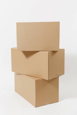 Beyaz arka plan üzerinde izole üç kahverengi temizleme boş boş karton kutu yığılmış. Paket alma. Reklam için yer kopyalayın. Metin için yer ile. Çalışma alanı ile reklam alanı