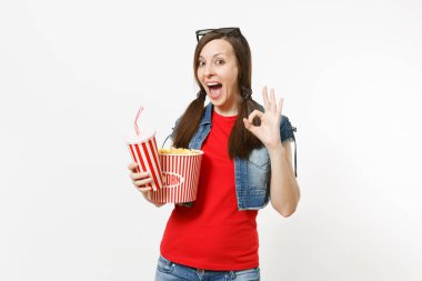 Kova patlamış mısır ve kola veya kola Ok işaret gösteren plastik bardak tutan genç çok memnun kadın 3d gözlük film filmi izlerken portresi beyaz arka plan üzerinde izole. Sinema kavramı duygular