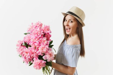 Mavi elbiseli güzel pembe peonies buket tutan şapka genç ihale kadın beyaz arka plan üzerinde izole. Sevgililer günü, Dünya Kadınlar günü tatil kavramı. Reklam alanı