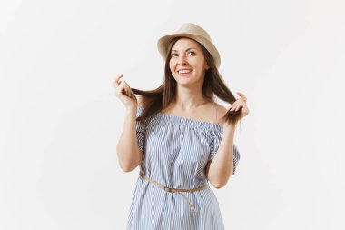 Genç ihale zarif çekici kadın mavi elbise, uzun esmer saçlı beyaz arka plan üzerinde izole poz ile sevimli şapka giymiş. İnsanlar, samimi duygular, yaşam kavramı. Reklam alanı. Kopya alanı