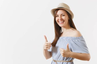 Genç ihale zarif çekici kadın mavi elbise, uzun esmer saçlı beyaz arka plan üzerinde izole poz ile sevimli şapka giymiş. İnsanlar, samimi duygular, yaşam kavramı. Reklam alanı. Kopya alanı