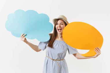 Genç ihale zarif çekici kadın mavi elbiseli, boş boş Say bulut, şapkalı konuşma beyaz arka plan üzerinde izole kabarcık. İnsanlar samimi duygular, yaşam kavramı. Reklam alanı. Kopya alanı
