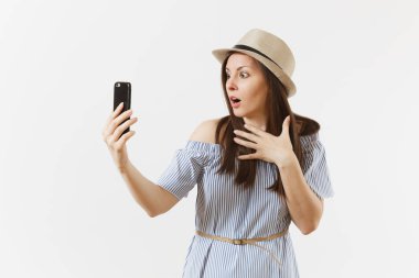 Genç güzel kadın mavi elbise, cep telefonunda vurdu selfie veya görüntülü arama beyaz arka plan üzerinde izole iş şapka giymiş. İnsanlar, samimi duygular, yaşam kavramı. Reklam alanı. Kopya alanı