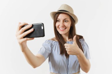 Genç güzel kadın mavi elbise, cep telefonunda vurdu selfie veya görüntülü arama beyaz arka plan üzerinde izole iş şapka giymiş. İnsanlar, samimi duygular, yaşam kavramı. Reklam alanı. Kopya alanı