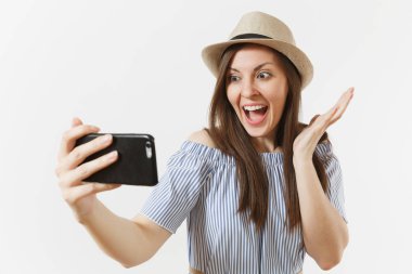 Genç güzel kadın mavi elbise, cep telefonunda vurdu selfie veya görüntülü arama beyaz arka plan üzerinde izole iş şapka giymiş. İnsanlar, samimi duygular, yaşam kavramı. Reklam alanı. Kopya alanı