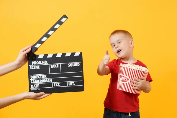 Dítě Chlapeček Zobrazující Palce Drží Kýbl Popcornu Stravování Fast Foods — Stock fotografie