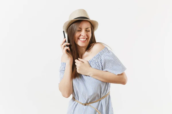 Mujer Sonriente Vestido Vestido Azul Sombrero Hablando Teléfono Móvil Llevando —  Fotos de Stock