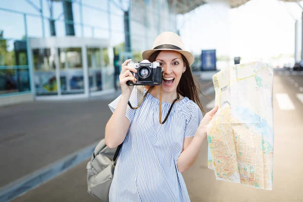 Jovem Mulher Turista Viajante Surpreso Tirar Fotos Retro Câmera Fotos — Fotografia de Stock