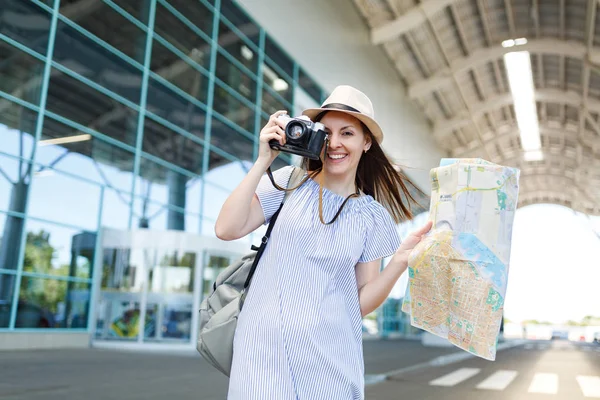 Jovem Viajante Sorridente Turista Tirar Fotos Retro Câmera Fotos Vintage — Fotografia de Stock