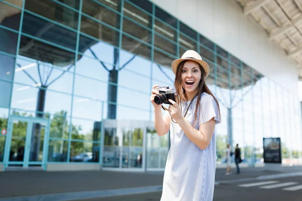 공항에 복고풍 빈티지 카메라를 모자에 즐거운 여행자 여자를 놀라게 주말도 — 스톡 사진